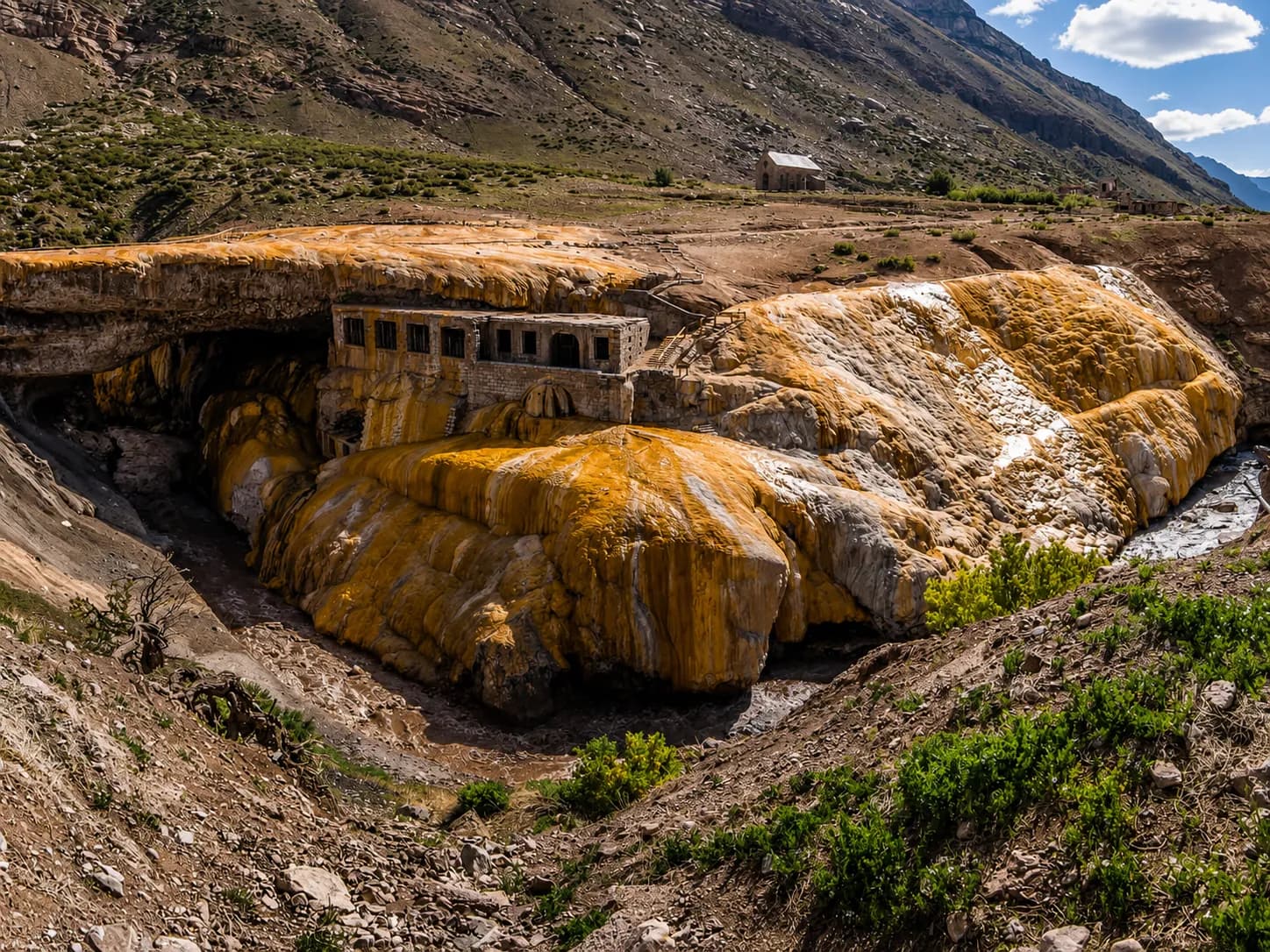 Vista del Puente del Inca y la Cordillera de los Andes en la alta montaña de Mendoza