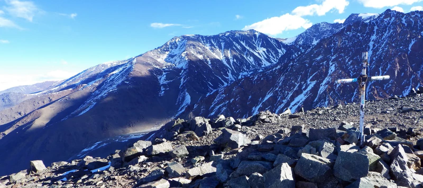 Grupo de trekking ascendiendo el Cerro Arenales con vistas al Valle de Potrerillos
