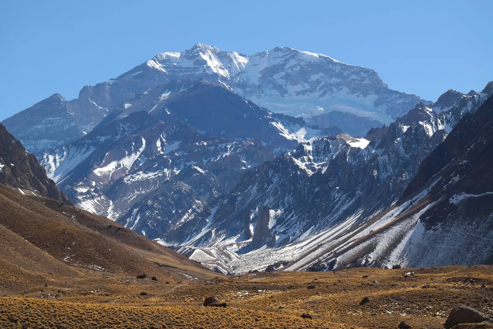 Paisaje del Valle de Las Leñas en el sur de Mendoza con montañas nevadas